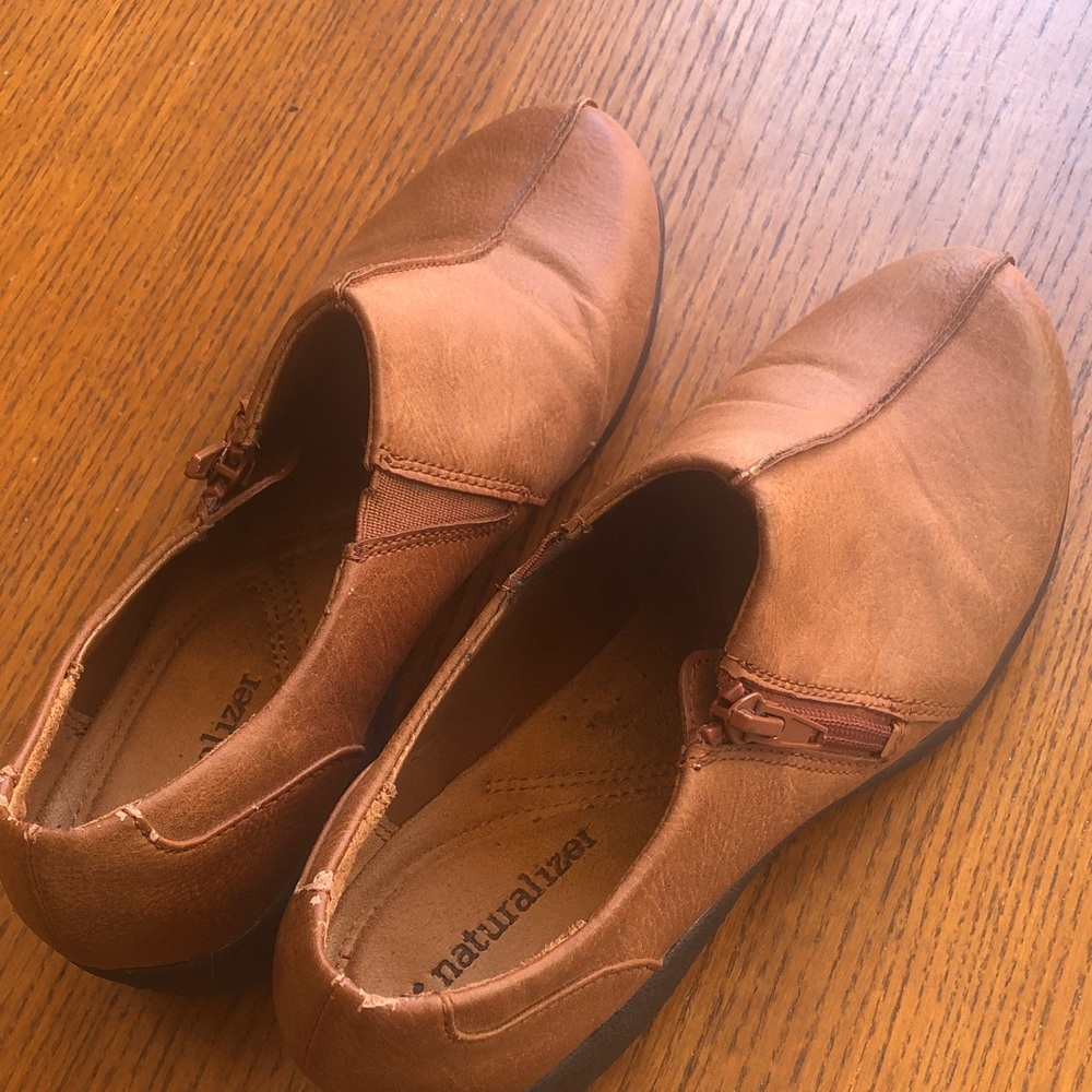 Naturalizer carmel brn ankle boot 1.5” heels zip on the sides, great condition.
